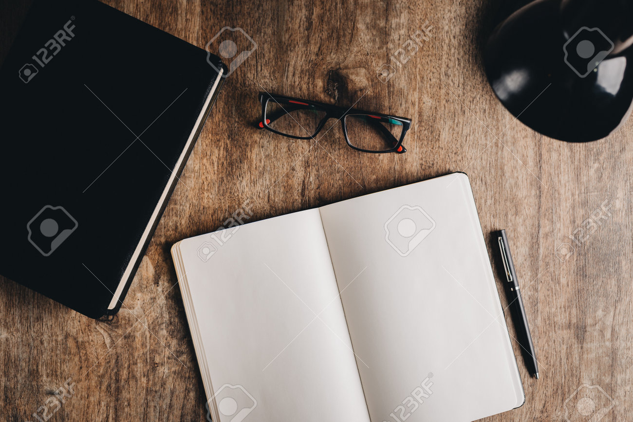 Tempo Comum: como manter o fervor espiritual e a disciplina fora das grandes festas 9 bíblia aberta com caderno de anotações em mesa simples
