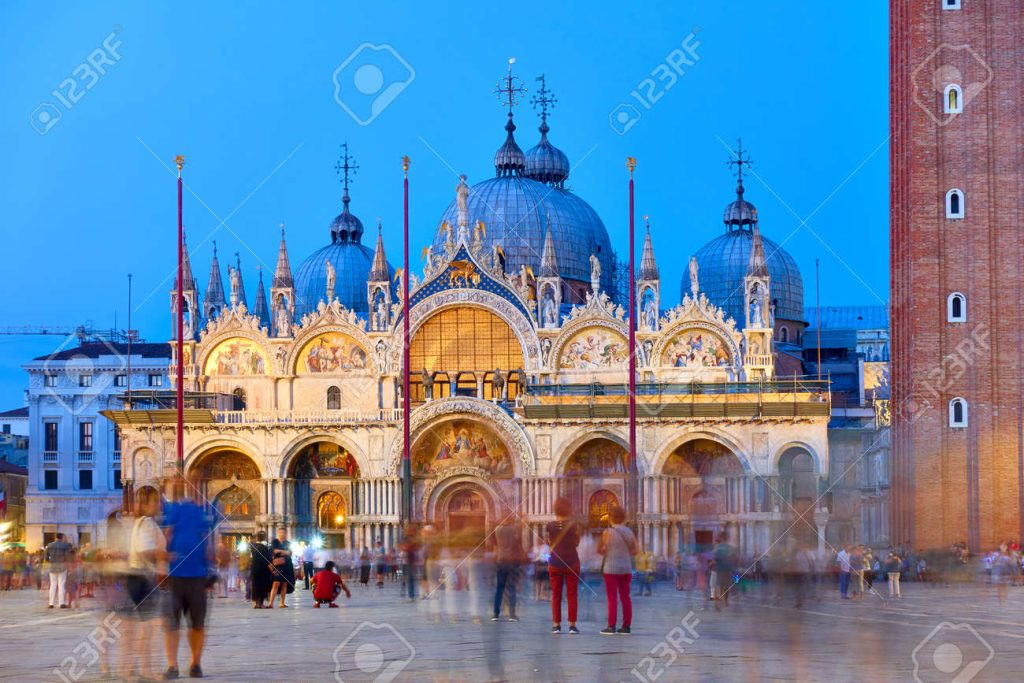 Paróquia, capela, santuário e catedral: o que cada termo significa na prática 6 166513756 cathedral basilica of saint mark in venice at dusk and people in motion blur in the square italy