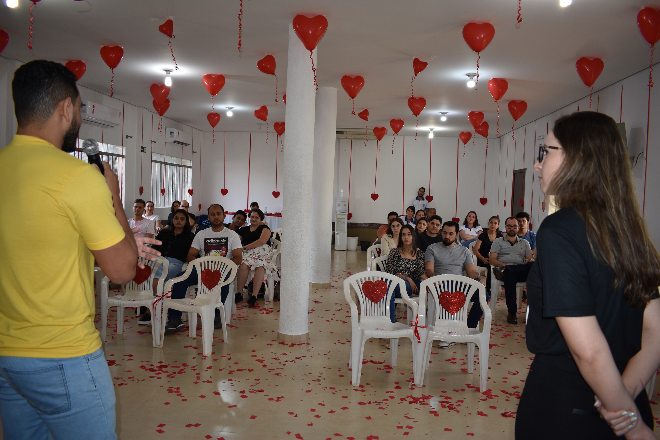 Curso de noivos na paróquia: como funciona a preparação para o casamento católico 8 casais sentados em círculo em sala paroquial durante encontro de noivos
