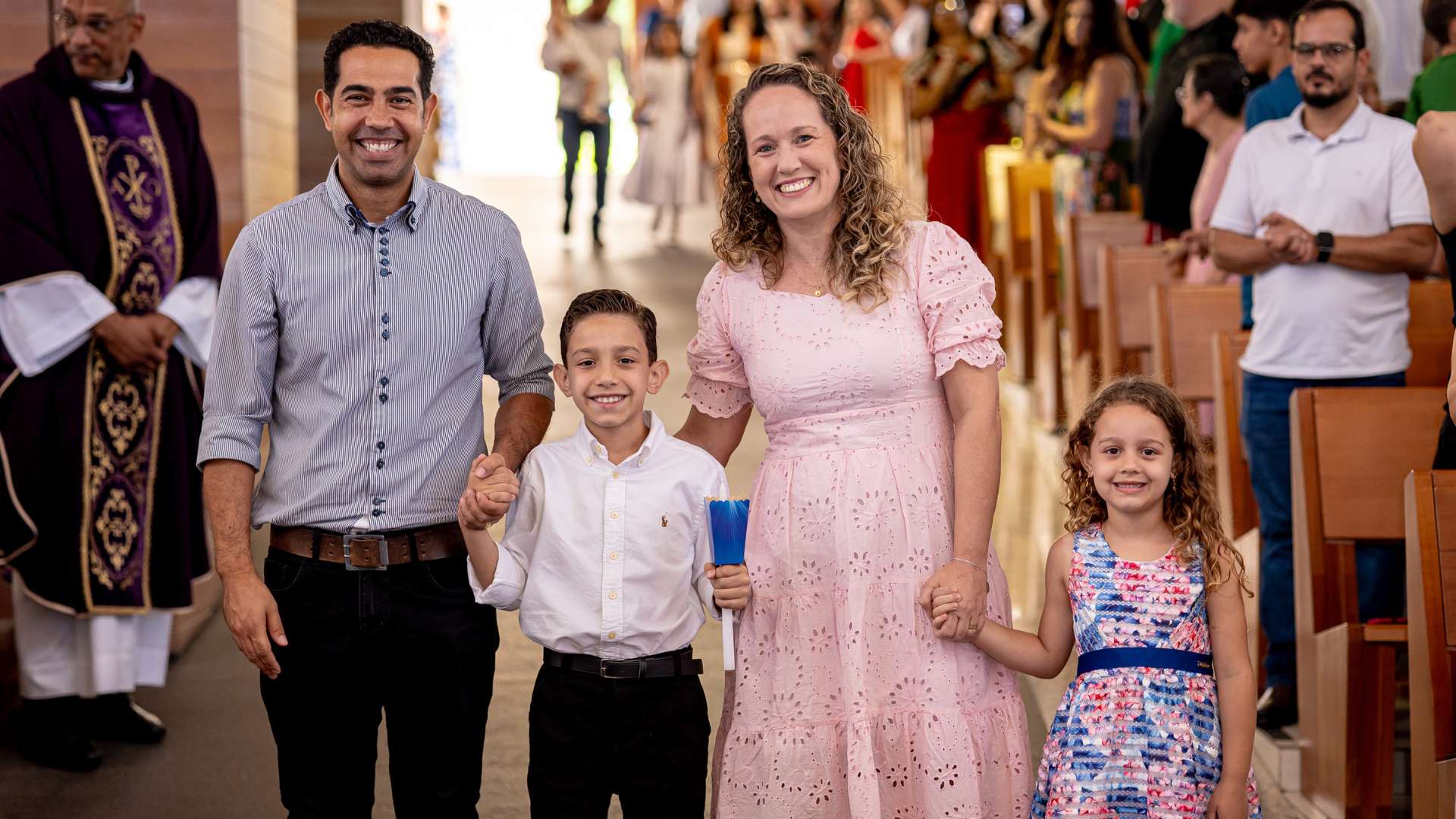 criança comungando em missa dominical com a família