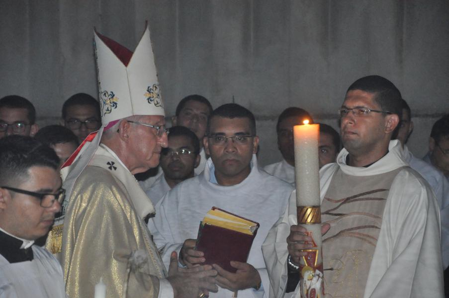 Tríduo Pascal: o que significam a Quinta, a Sexta e o Sábado Santos na liturgia 10 Bênção do fogo novo e preparação do Círio Pascal fora da igreja na Vigília Pascal