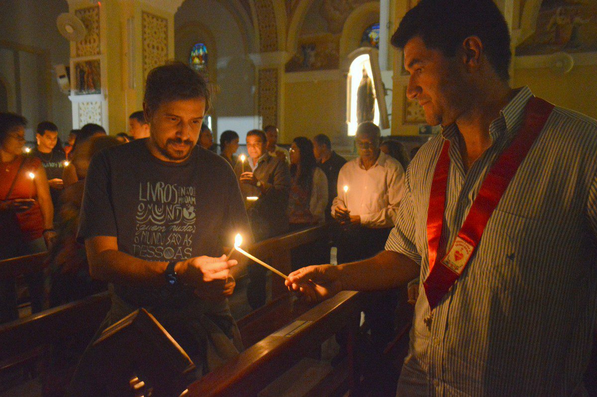 Tríduo Pascal: o que significam a Quinta, a Sexta e o Sábado Santos na liturgia 7 Círio Pascal aceso em igreja escura durante a Vigília Pascal