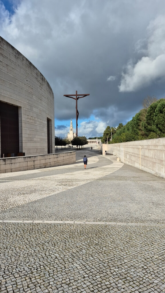 Paróquia, capela, santuário e catedral: o que cada termo significa na prática 13 placa de entrada de santuário basílica com o nome completo