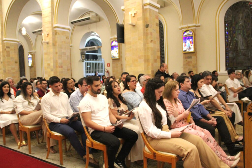 fiéis de diferentes idades participando de missa em paróquia