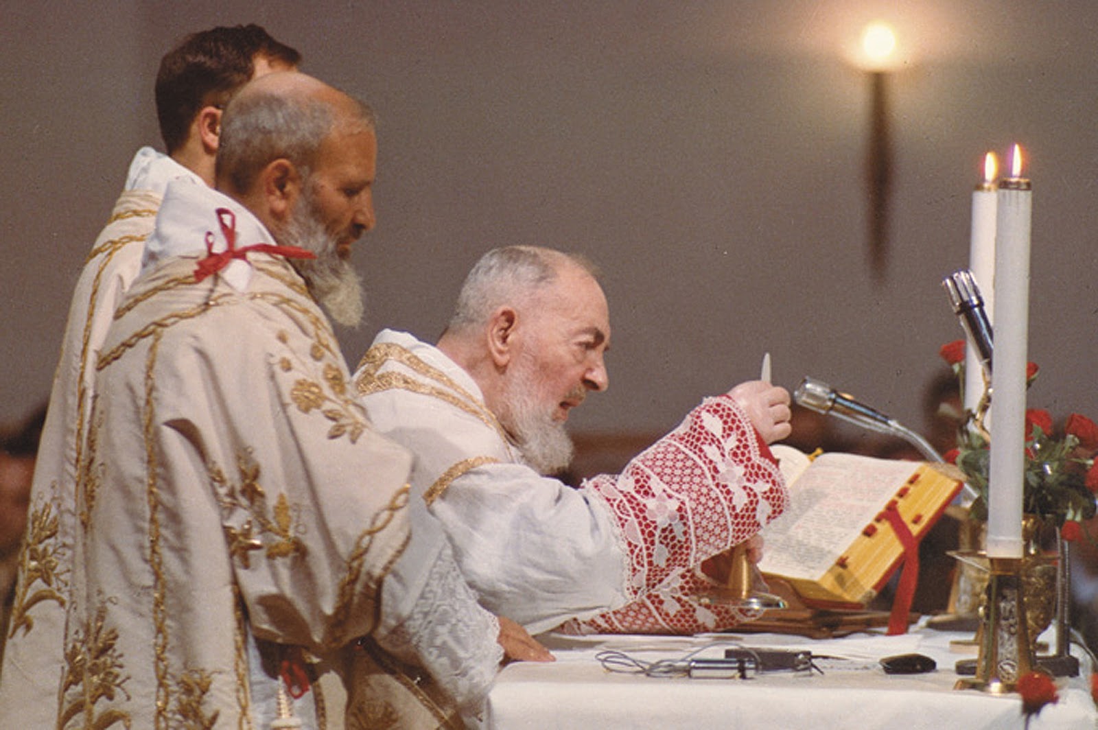 Sacerdote celebrando a Eucaristia durante a missa