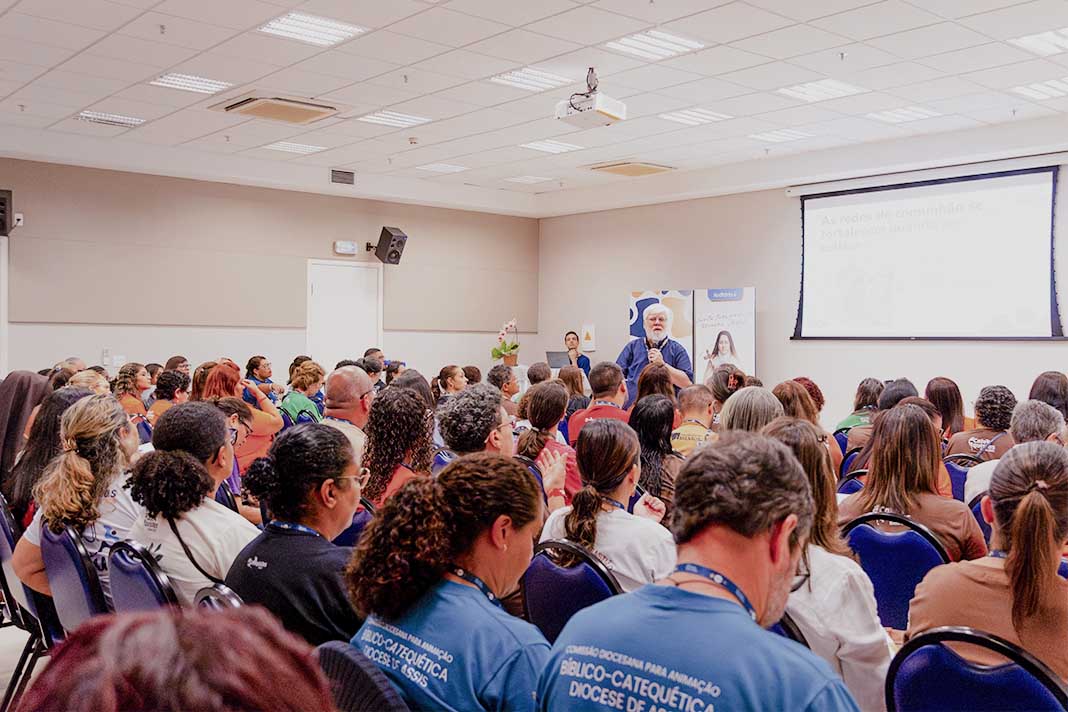 grupo de catequistas em formação estudando