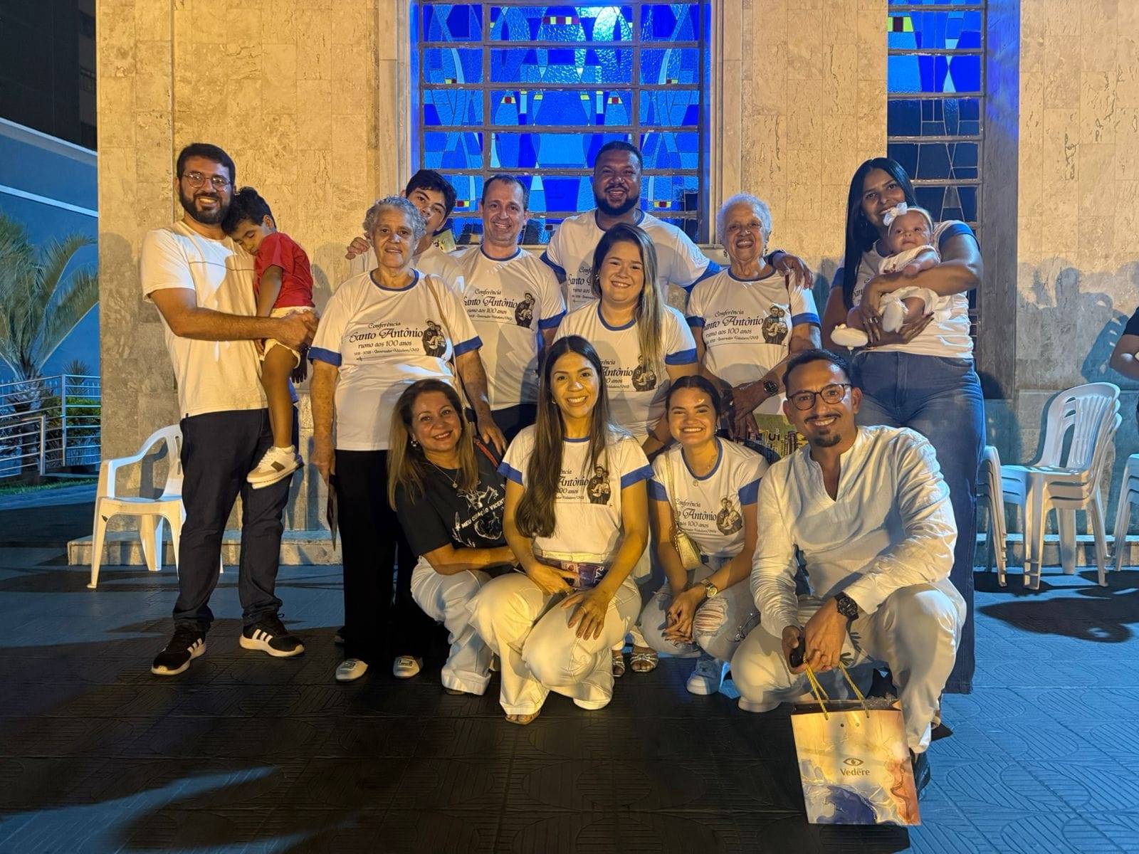 Vicentinos: o que são, origem e missão de servir Cristo nos pobres 9 Conferência vicentina brasileira reunida em paróquia, voluntários visitando famílias