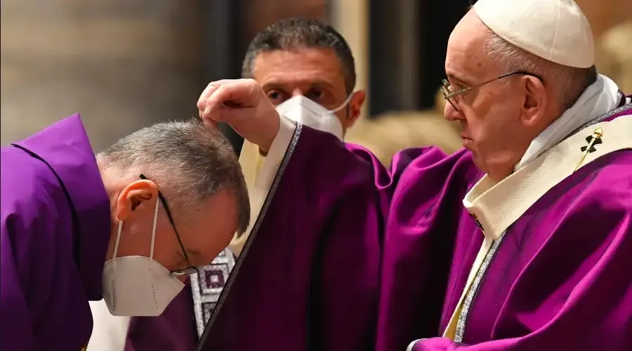 Quarta-feira de Cinzas: o que significa a imposição das cinzas na testa 9 sacerdote impondo cinzas na testa de uma fiel