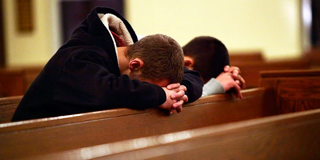 Oração vocal, meditação e contemplação: o que as distingue na tradição cristã 10 Pessoa em silêncio diante do sacrário numa igreja católica, expressão serena