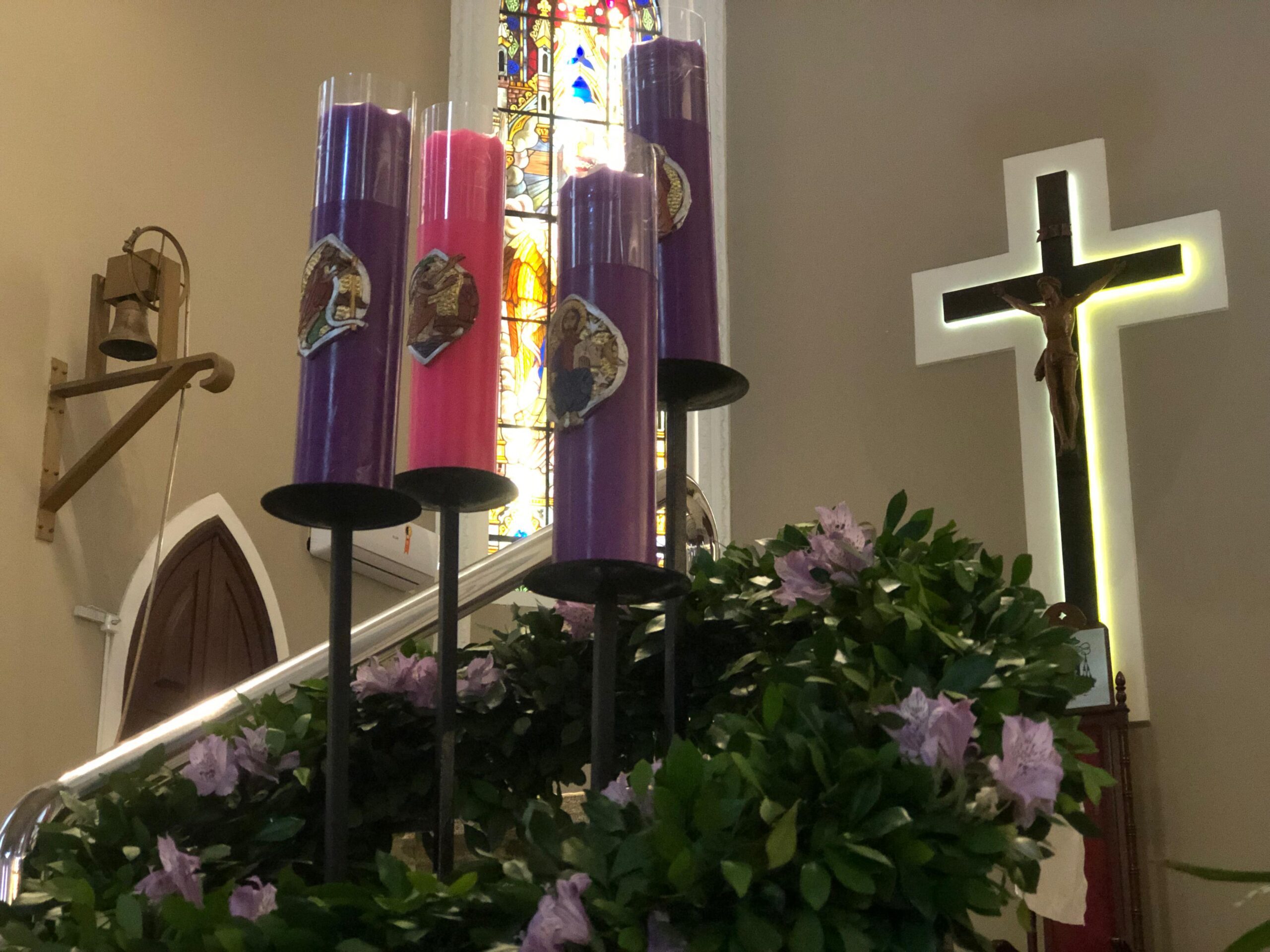 igreja decorada para o Advento com coroa e velas roxas