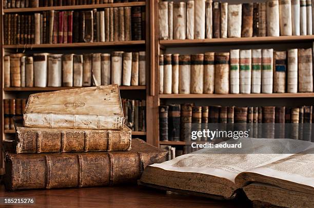 A Inquisição: mitos exagerados e realidade documentada 8 old books and historical archives