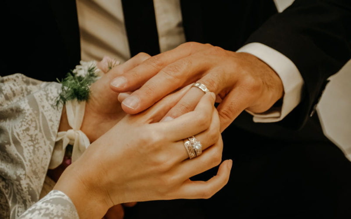 Matrimônio como Sacramento: graças recebidas e desafios diários da vida a dois 8 casal trocando alianças durante o consentimento matrimonial
