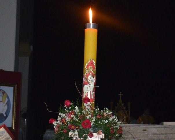 círio pascal aceso em igreja católica durante a Vigília Pascal