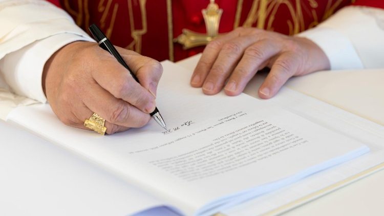 Pessoa lendo uma encíclica papal com caderno de anotações