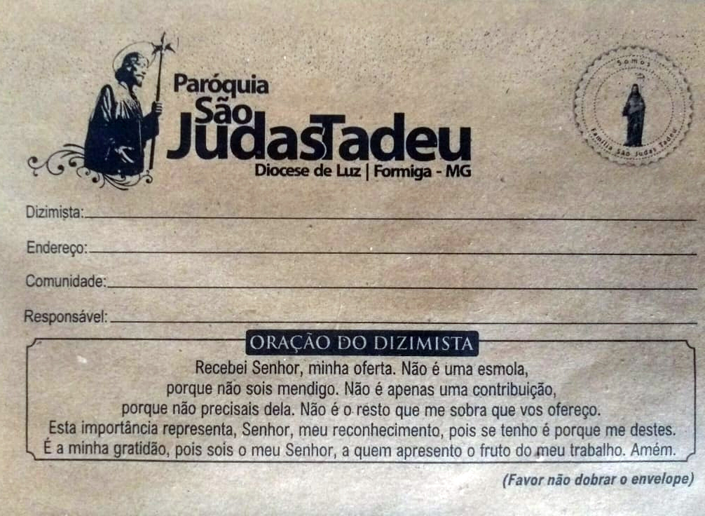 fiel preenchendo envelope de dízimo mensal em mesa de paróquia