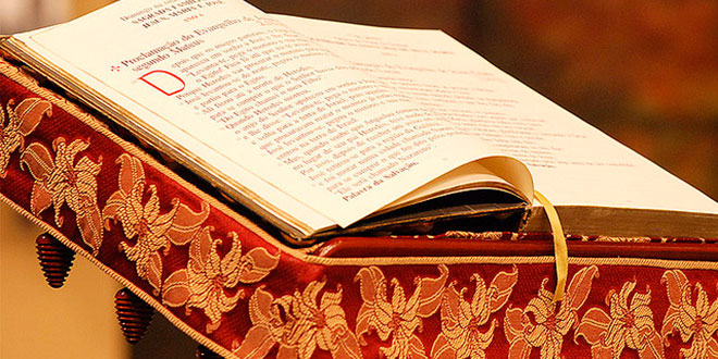 lecionário aberto sobre altar com Evangelho proclamado