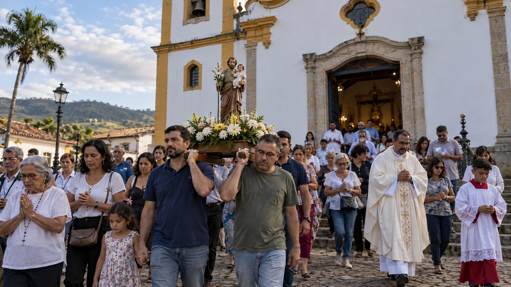 comunidade católica reunida em celebração comunitária em paróquia