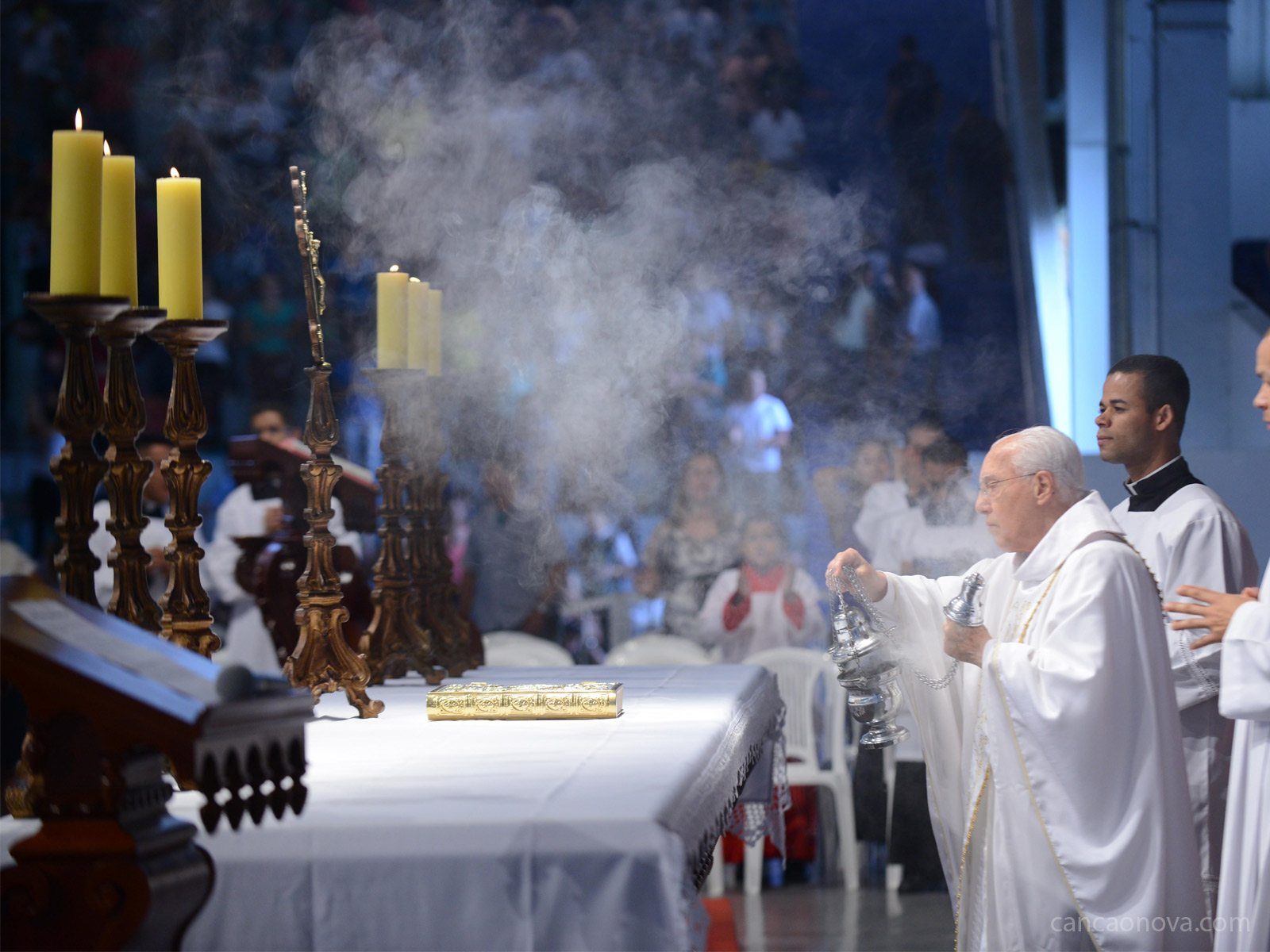 Como rezar pelas almas do Purgatório e o valor das Missas de Sétimo Dia 9 Celebração eucarística com sacerdote no altar e assembleia recolhida
