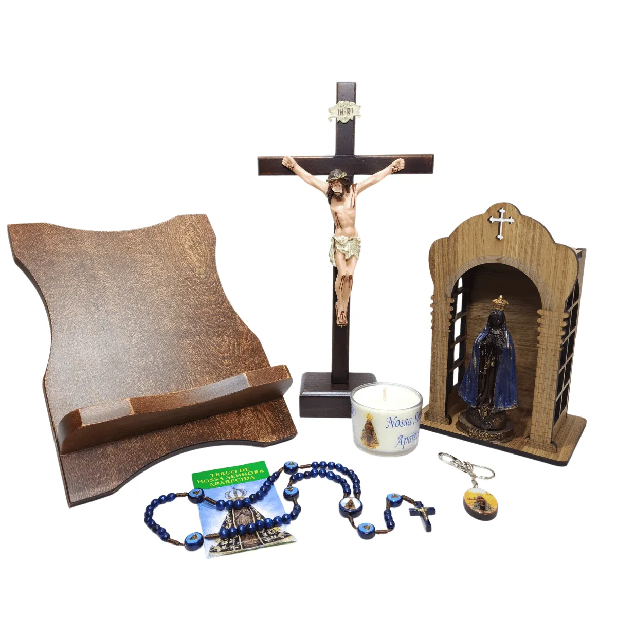 Pequeno altar doméstico com a imagem de Nossa Senhora Aparecida reunida