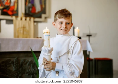 criança de vestido branco recebendo a primeira comunhão em uma igreja católica