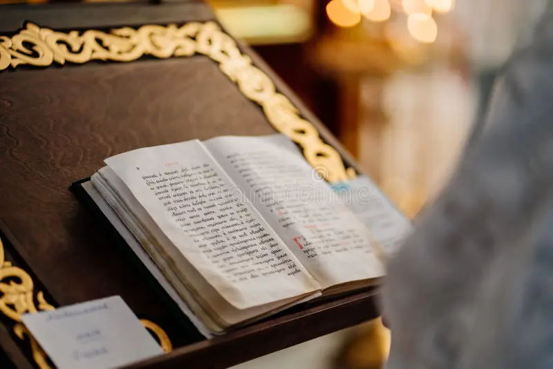 Orações populares e orações oficiais: o que a Igreja permite e quando há superstição 8 livro de orações católico aberto sobre uma mesa