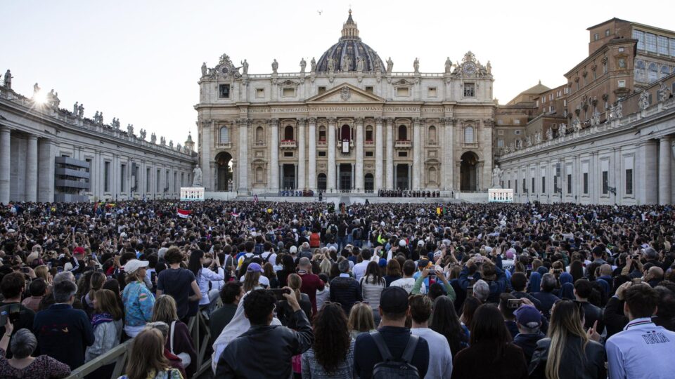 Paróquia, capela, santuário e catedral: o que cada termo significa na prática 12 basílica católica de grande porte com praça cheia de fiéis