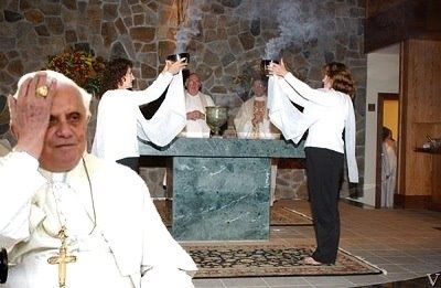 ministros da comunhão ao lado do sacerdote no altar durante a celebração eucarística
