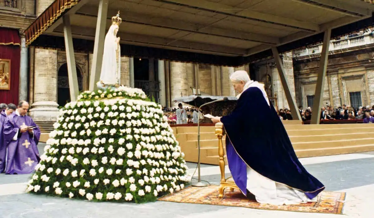 Intercessão dos santos: como pedir e oferecer orações pelos que partiram 9 pessoa rezando diante de imagem de santo