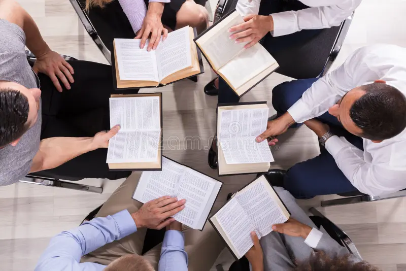 Lectio Divina: guia prática em quatro passos para rezar com a Bíblia 11 pequeno grupo de pessoas sentadas em círculo com Bíblias abertas