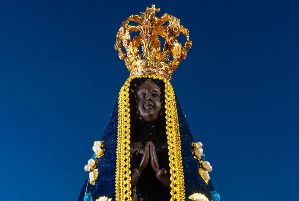 Coroa de ouro e manto azul de Nossa Senhora Aparecida